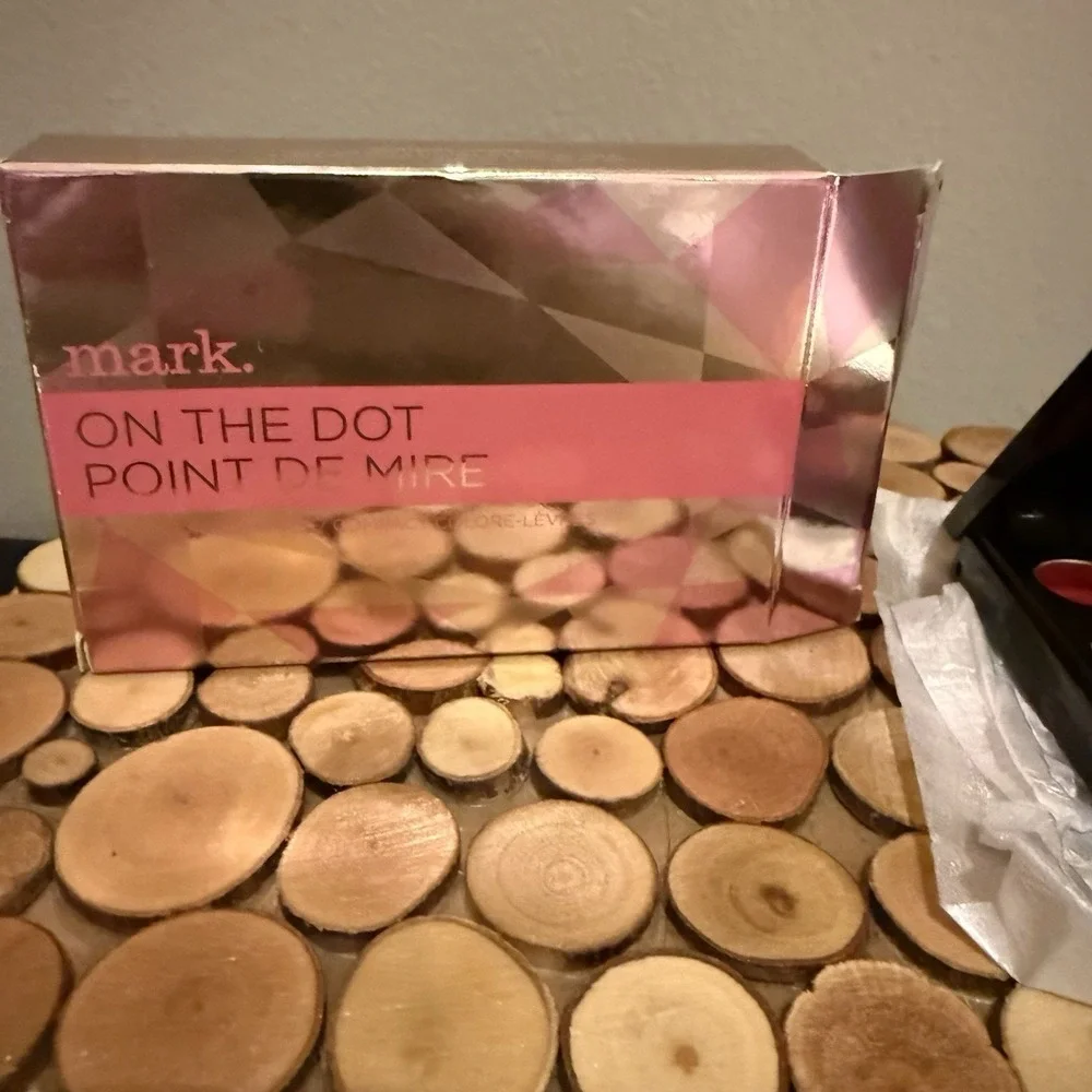 MARK ON THE DOT LIP COLOR COMPACT CONTENTS MULTIPLE KISSES 9 LIP COLORS